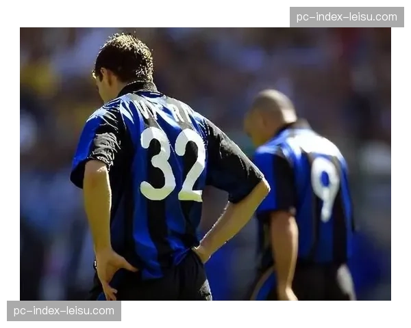 终场哨响，国际米兰球员跪地掩面无缘16强