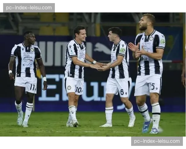 现场：大雨侵袭弗留利球场，乌迪内斯对阵热那亚比赛一度中断。